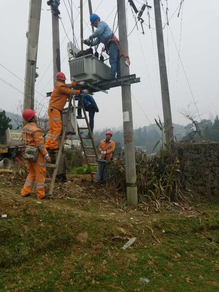 守護(hù)燈火，電力人在行動(dòng)——松桃供電局一線員工春節(jié)保電側(cè)記