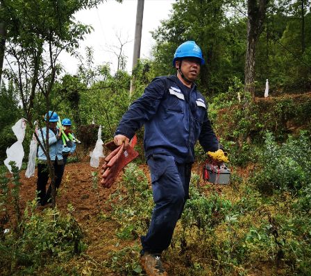 貴州務川供電：冒雨巡線保供電