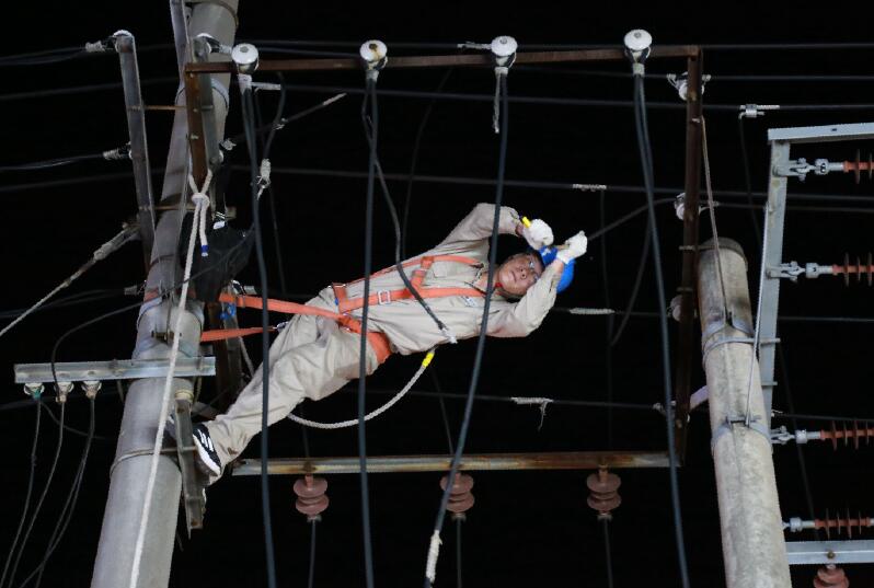 國網利辛縣供電公司夏夜搶修送清涼