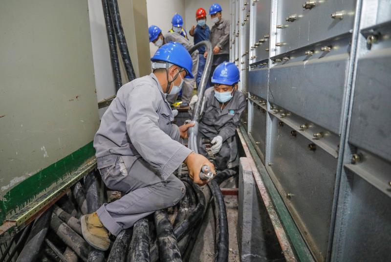 與時(shí)間賽跑，為生命加速 電力員工星夜鏖戰(zhàn)為醫(yī)院用電“增容”