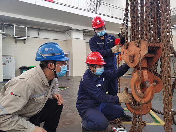 大唐海勃灣水利樞紐公司2號(hào)機(jī)組流道蓋板成功吊出