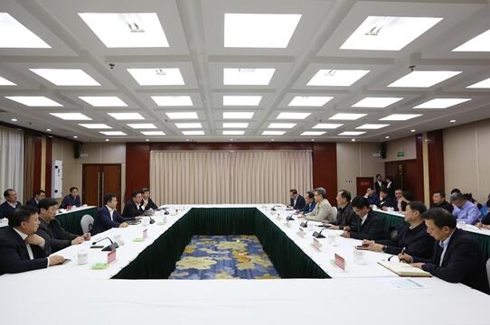 錢智民與保定市委書記黨曉龍、市長郭建英進(jìn)行座談交流