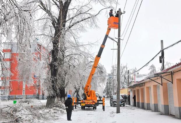 受強雨雪大風(fēng)冰凍天氣影響，吉林延邊全力搶修供電線路