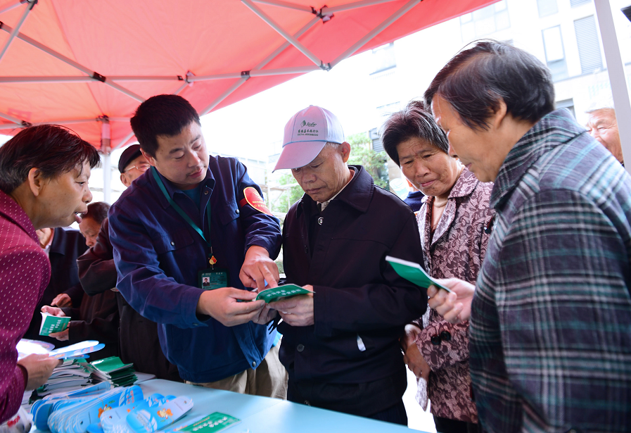 國網(wǎng)慈溪市供電公司紅船共產黨員服務隊走村入戶開展冬季安全用電宣傳