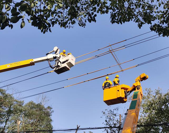 國網余姚市供電公司公變增容改造為居民美好生活“充電”