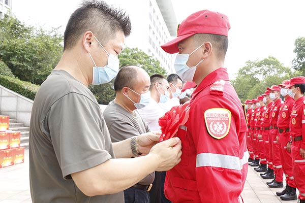 駐地退役軍人創(chuàng)業(yè)服務公司走訪慰問中國安能常州分公司赴鄭搶險隊員