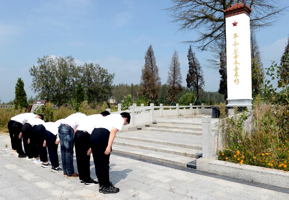 國網(wǎng)建湖供電新入職員工烈士紀念日緬懷先烈