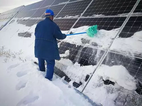 全國大降溫風(fēng)雪來襲 快來給光伏電站清理積雪！