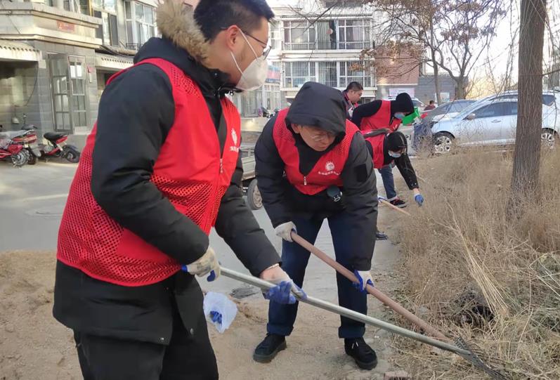 烏海超高壓供電公司包聯共建進社區(qū)志愿清掃暖人心