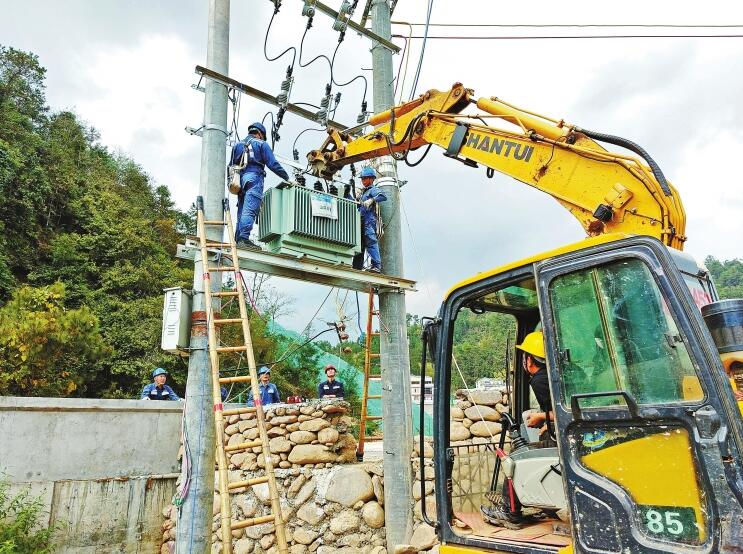 南方電網公司加強農村電網建設，以充足電力激發(fā)鄉(xiāng)村活力