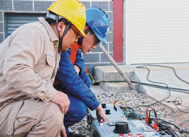 國網四川超高壓公司：象鼻山上建電網 鐵路施工有保障