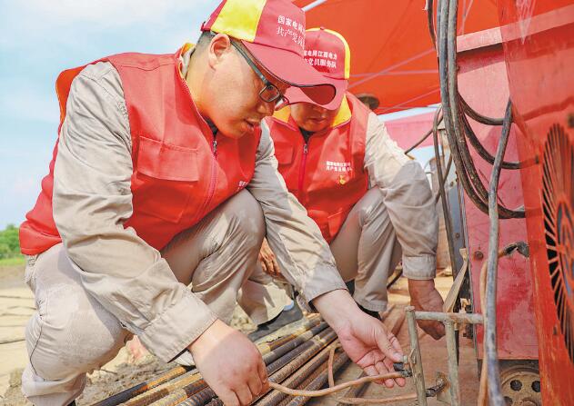 國家電網江西電力(江西送變電)共產黨員服務隊在特高壓建設一線建功立業(yè)