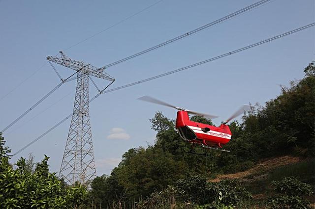 大載重無人直升機國內首次應用于電網物資運輸