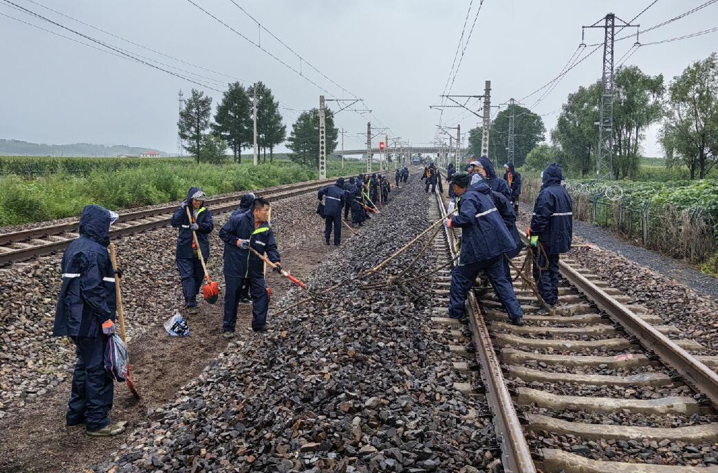 【搶險(xiǎn)救災(zāi) 我們在前線】中國鐵建全力參與京津冀及東北地區(qū)抗洪搶險(xiǎn)工作