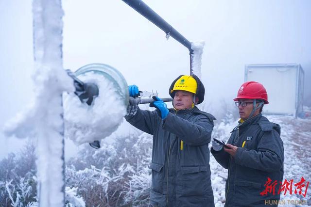 國網(wǎng)永州供電公司開展線路融冰 積極應(yīng)對雨雪保電網(wǎng)安全