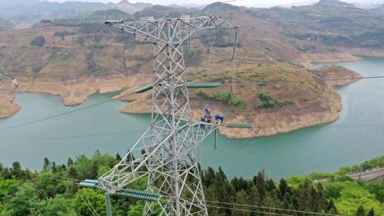 貴州興義供電局高空之上，用責(zé)任守護(hù)安全送去光明