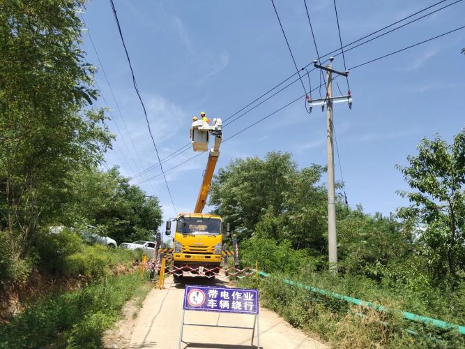 國(guó)網(wǎng)洛南縣供電公司“帶電作業(yè)”保障“三夏”供電