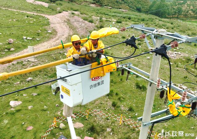 國網(wǎng)西寧供電公司首次使用履帶式絕緣斗臂車實(shí)施帶電作業(yè)