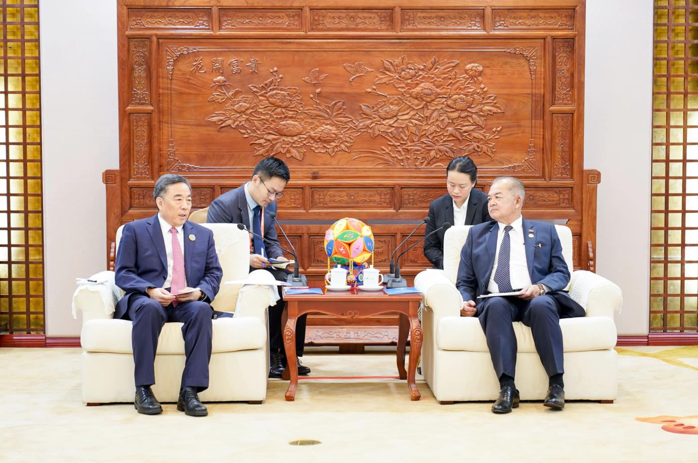 中國能建黨委書記、董事長宋海良與老撾副總理吉喬·凱坎匹吞會談