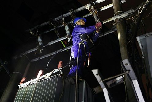 暴雨來(lái)襲　福安市供電公司緊急搶修更換雷擊受損變壓器