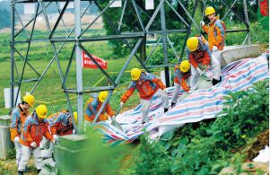 國網(wǎng)江西、湖南電力全力應(yīng)對暴雨大風(fēng)