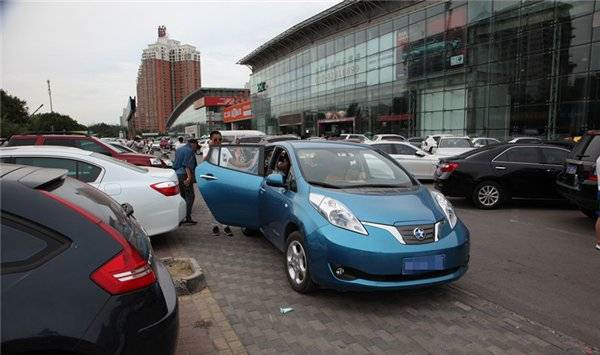 一年新車對(duì)折賣 新能源二手車何去何從？